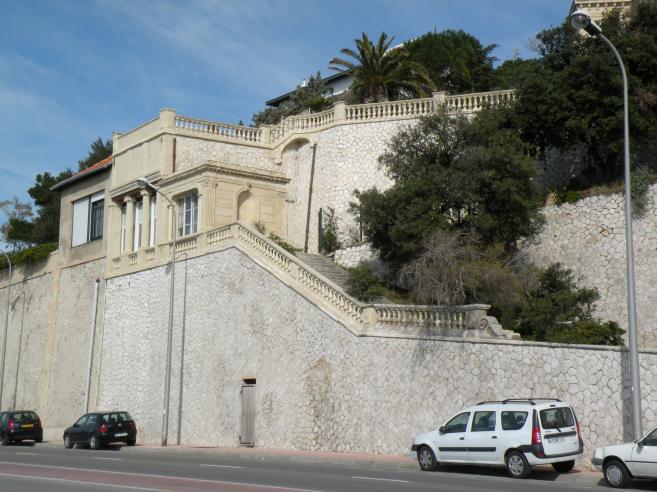  escalier menant à une villa